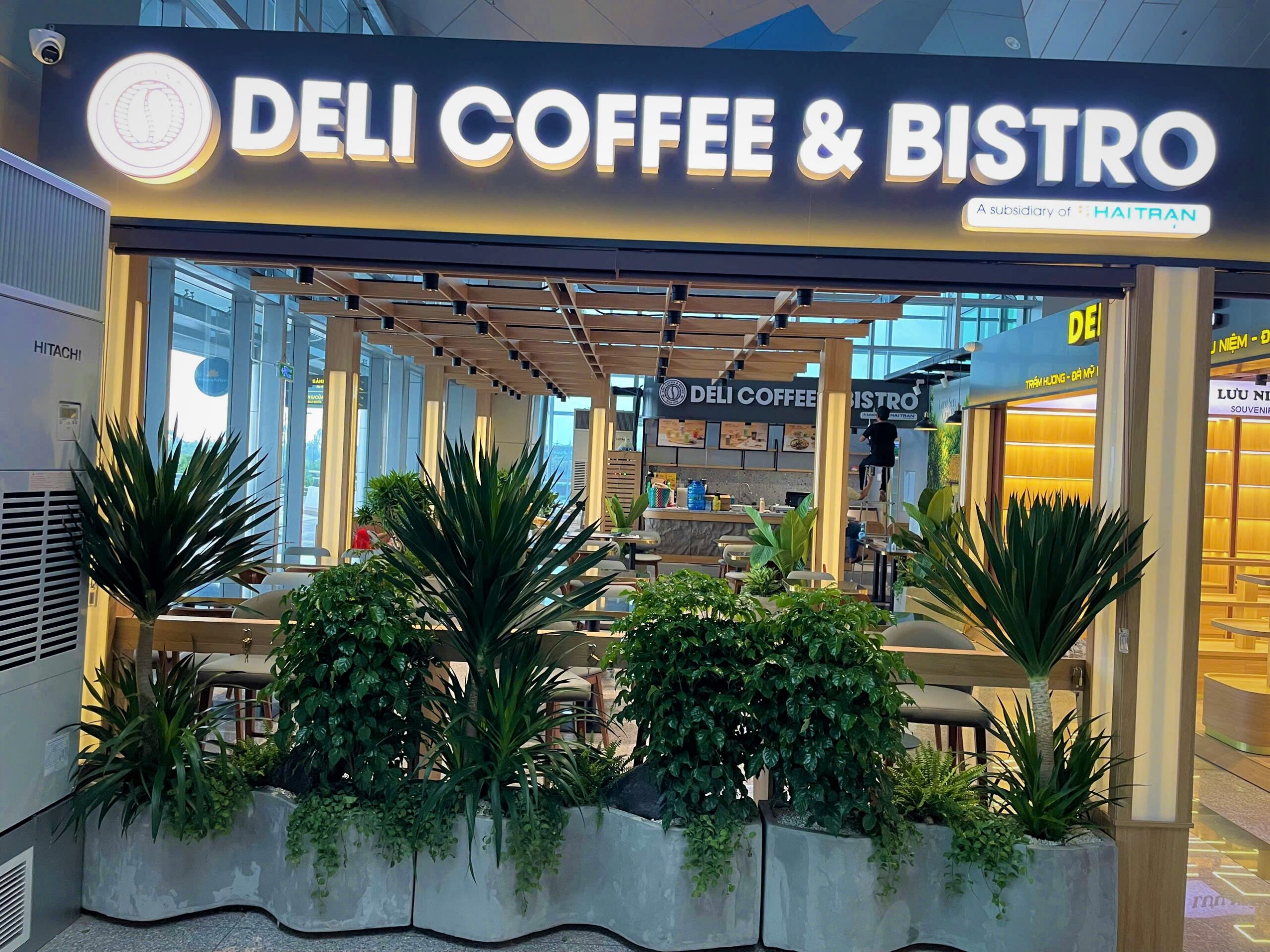 CÔNG TRÌNH THI CÔNG NỘI THẤT QUẦY BÁN HÀNG VÀ KHU F&B DELI TẠI SÂN BAY QUỐC TẾ VINH